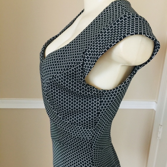  LIKE NEW Gorgeous Retro Looking Scuba Dress - Picture 2 of 4